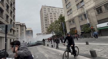 Tränengas und Wasserwerfer gegen Demonstration am Weltwassertag in Chile