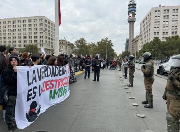 Der Demonstrationszug stoppt vor einer Polizeikette vor dem Präsidentenpalast, später kam es zu Polizeigewalt