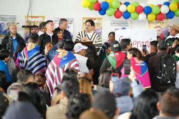 Iván Cepeda bei einer Kundgebung mit Mitgliedern der indigenen sozialen Bewegungen Iván Cepeda bei einer Kundgebung mit Mitgliedern der indigenen sozialen Bewegungen
