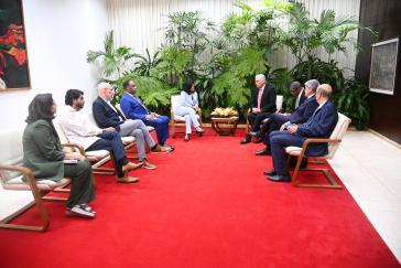 Die Abgeordneten Jayapal und Jackson im Gespräch mit Kubas Präsident Díaz-Canel