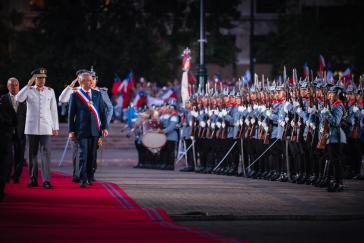 Kast mit militärischen Ehren beim Einzug in den Präsidentenpalast La Moneda