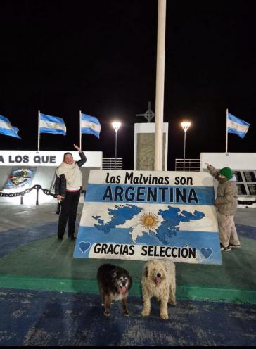 Bürger bedanken sich vor dem Denkmal an die Opfer des Falklandkrieges bei der argentinischen Nationalmannschaft für ihre Positionierung Bürger bedanken sich vor dem Denkmal an die Opfer des Falklandkrieges bei der argentinischen Nationalmannschaft für ihre Positionierung