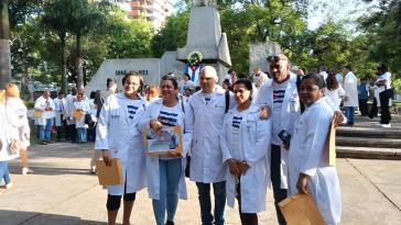 Kubanische Ärzte bei der Verabschiedung aus Guatemala vor dem Denkmal von José Martí in Guatemala-Stadt Kubanische Ärzte bei der Verabschiedung aus Guatemala vor dem Denkmal von José Martí in Guatemala-Stadt
