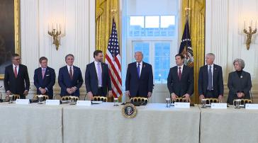 Erdöl- und Gaskonzerne trafen Trump im Weißen Haus Erdöl- und Gaskonzerne trafen Trump im Weißen Haus