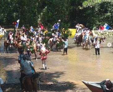 Die vom Stausee-Projekt betroffenen Gemeinden protestieren am Fluss Río Indio in Panama Die vom Stausee-Projekt betroffenen Gemeinden protestieren am Fluss Río Indio in Panama
