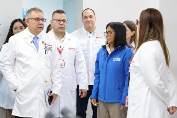 Übergangspräsidentin Delcy Rodríguez mit Mitarbeiter:innen des staatlichen Erdölkonzerns PDVSA Übergangspräsidentin Delcy Rodríguez mit Mitarbeiter:innen des staatlichen Erdölkonzerns PDVSA