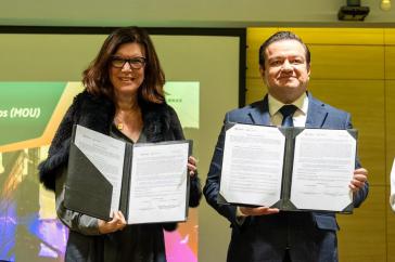 Magda Chambriard (Petrobras) und Juan Carlos Carpio Fragoso (Pemex) unterzeichnen Zusammenarbeit
