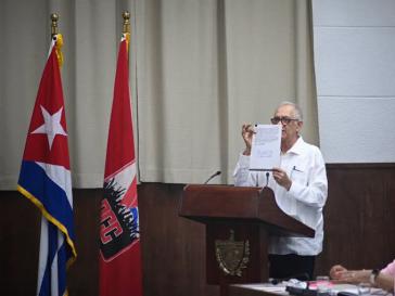 Politbüromitglied José Amado Ricardo Guerra verlass den Brief, in dem Raúl Castro sein Einverständnis zu den Reformen erklärte Politbüromitglied José Amado Ricardo Guerra verlass den Brief, in dem Raúl Castro sein Einverständnis zu den Reformen erklärte