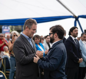 Juan Carlos Muñoz, ehemaliger Minister für Transport und Telekommunikation, gemeinsam mit Ex-Präsident Gabriel Boric bei der Eröffnung einer Bahnlinie in Talagante