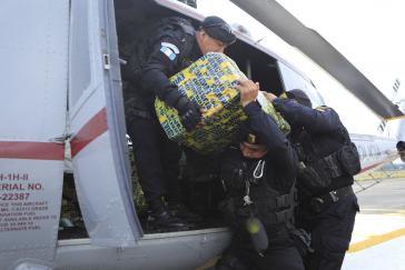 Sicherheitskräfte aus Guatemala stellen eine mögliche Drogenlieferung sicher