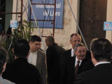 Kubas Staats- und Regierungschef Raúl Castro. Hinter ihm der russische Außenminister Sergei Lawrow. Politik mit Büchern