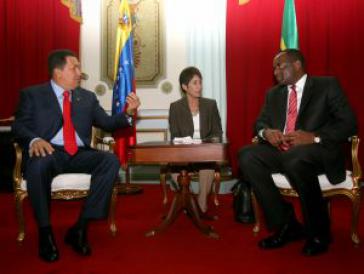Hugo Chávez (Venezuela) und Rosevelt Skerrit (Dominica) Inselrepublik Dominica tritt Alba bei