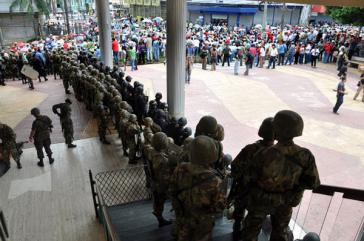 Soldaten schirmen den Kongress - ein Stützpunkt der Putschisten - vor Demonstranten ab Honduras: Putschisten treten aus OAS aus