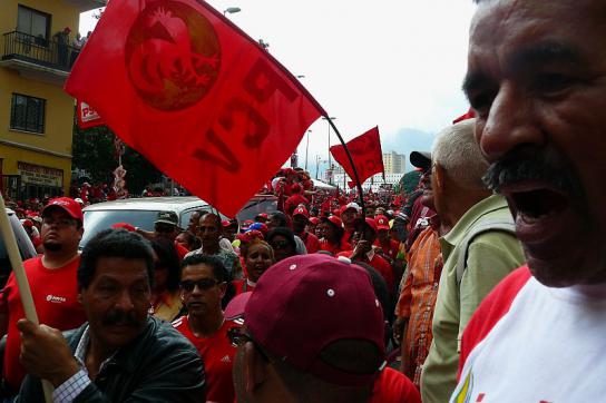 Rote Fahnen: Anhänger der Regierung in Caracas am MIttwoch