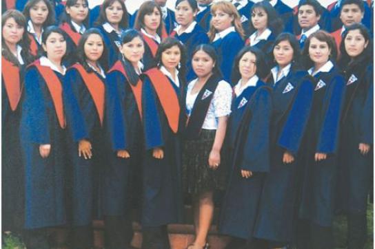 Studentin in traditioneller Tracht