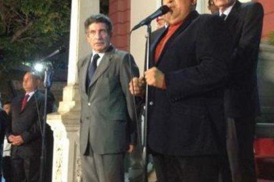 Carlos Álvarez, Chef der Unasur-Delegation, mit Präsident Hugo Chávez