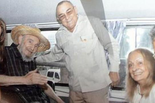 Fidel Castro (3.v.l.) mit Elías Jaua (r.) im Auto