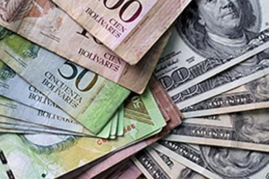 Bolívar- und Dollar-Scheine