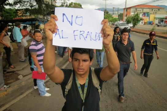 Demonstrant mit Plakat: "Nein zum Wahlbetrug"