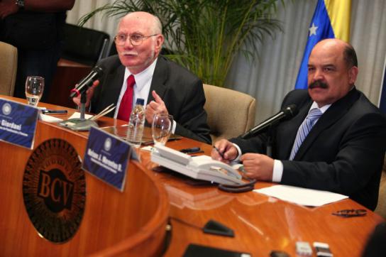 Minister Giordani und BCV-Präsident Nelson Merentes bei der Pressekonferenz am Freitag