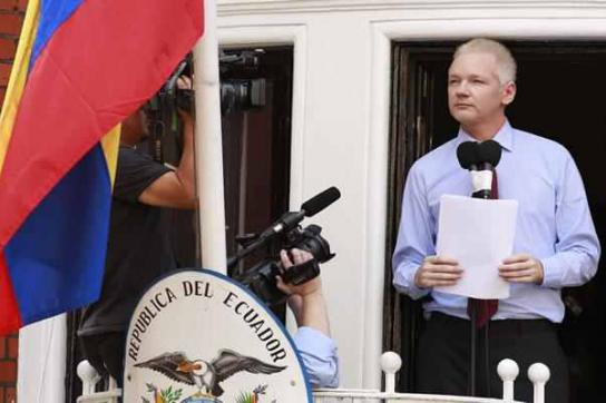 Julian Assange bei seiner Ansprache aus der Botschaft Ecuadors in London nach einem Jahr Asyl am 19. Juni 2013
