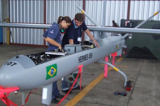 Techniker warten eine Hermes 450-Drohne der brasilianischen Streitkräfte
