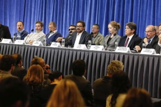 Vertreter der FARC und der kolumbianischen Regierung bei einer Pressekonferenz in Havanna
