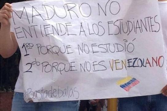 Oppositionelle Demonstranten: "Maduro versteht die Studenten nicht 1. weil er nie studiert hat, 2. weil er kein Venezolaner ist"