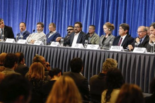 Vertreter der Friedensdelegationen der FARC-Guerilla und der Regierung Kolumbiens
