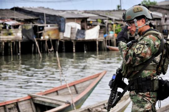 Soldat der kolumbianischen Marineninfanterie in einem Viertel von Buenaventura