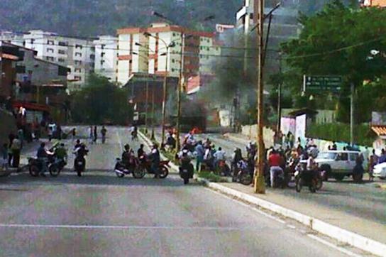 Bewaffnete Männer auf Motorrädern blockieren eine Straße in Mérida Straßenblockade in Mérida