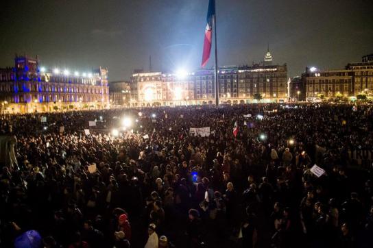 Demonstranten am Abend des 20. November auf dem zentralen Platz der Hauptstadt, dem Zócalo