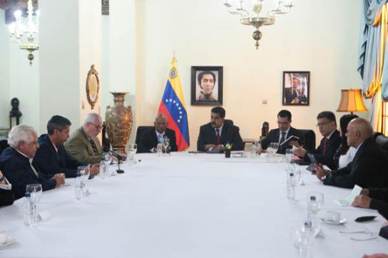 Präsident Maduro (Mitte) beim Treffen mit Ministern seines Kabinetts und Vertretern der Opposition