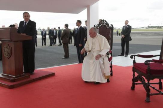 Raúl Castro begrüßt Papst Franziskus am Flughafen in Havanna