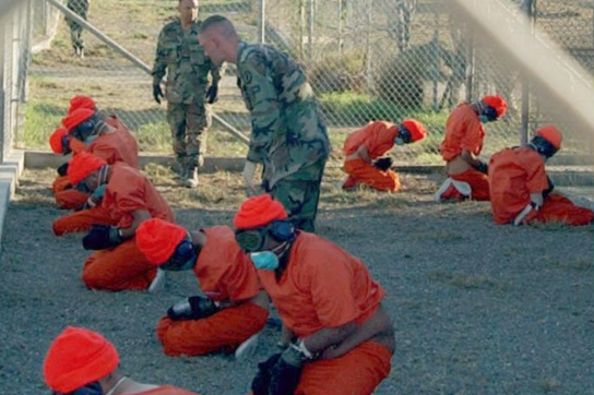 Häftlinge bei Ankunft im Folterlager "Camp X-Ray" in der US-Basis Guantánamo auf Kuba, hier im Jahr 2002