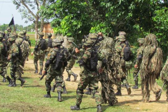 Soldaten führen "eine beispiellose Offensive" gegen die FARC in der Region Cauca durch, so die Bewegung Marcha Patriótica