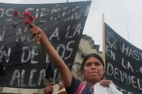 Indigene kamen mit roten Nelken zur Demonstration am 30. Mai und  überreichten s