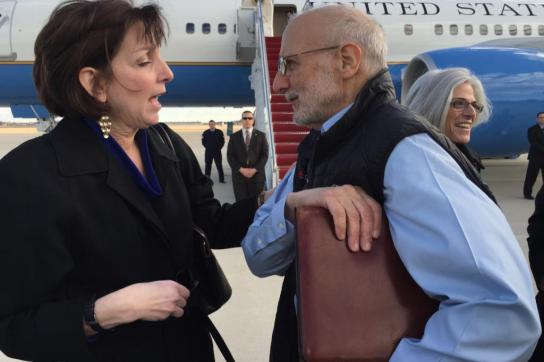 Die Lateinamerika-Beauftragte der US-Regierung, Roberta Jacobson, mit Alan Gross nach seiner Freilassung aus kubanischert Haft