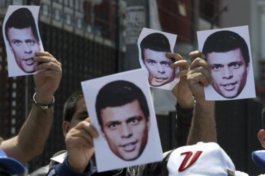 Anhänger von López protestieren gegen seine Inhaftierung, hier vor der venezolanischen Botschaft in Lima, Peru