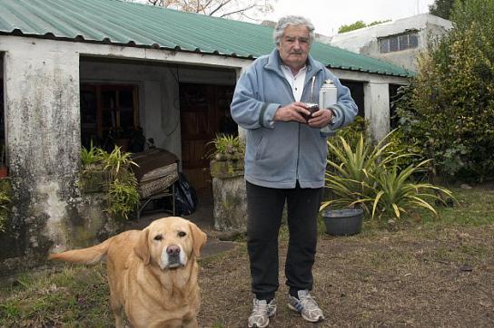 Präsident Mujica im Hof seines Hauses auf dem Land
