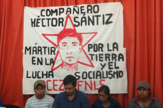 Bei der Pressekonferenz nach dem Mord an Héctor Sántiz López. Rechts neben Velasco: die Frau des Getöteten, Rosa Morales