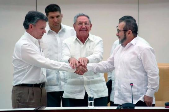 Kolumbiens Präsident Juan Manuel Santos, der kubanische Präsident Raúl Castro und der Oberkommandierende der Farc, Timoleón Jiménez, am Mittwoch in Havanna