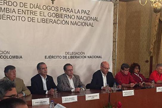 Delegierte der Regierung und der ELN gaben bei einer Pressekonferenz am 10. Oktober in Caracas den Auftakt offizieller Verhandlungen am 27. Oktober bekannt