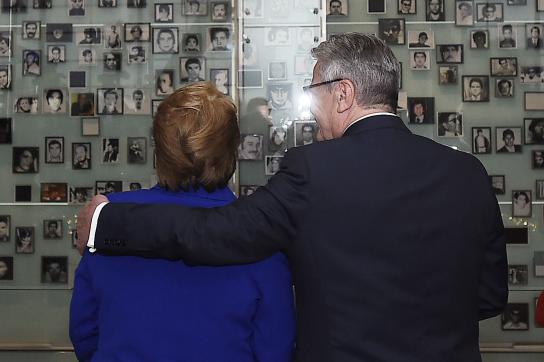 Michelle Bachelet und Joachim Gauck beim Besuch des "Museums der Erinnerung" in Santiago de Chile