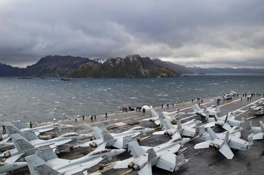 Der US-Flugzeugträger USS George Washington in der Magellanstraße zwischen dem südamerikanischen Festland und der Insel Feuerland