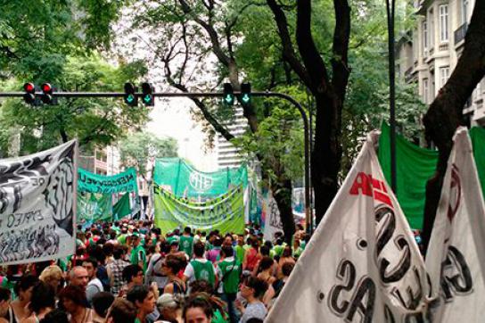 Demonstrationszug Richtung Plaza de Mayo in Buenos Aires, Argentinien