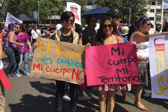 Frauen beim Prostestmarsch in Mexiko-Stadt Frauen mit Bannern bei Protestmarsch
