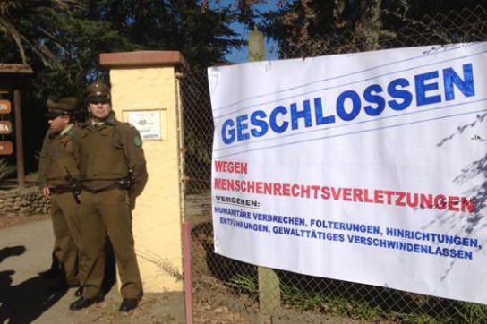 Protest am Eingang der Colonia Dignidad, die sich heute "Villa Baviera" nennt Protest am Eingang der Colonia Dignidad, die sich heute "Villa Baviera" nennt