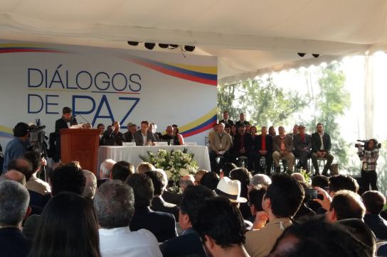 ELN-Kommandant und Verhandlungsleiter Pablo Bertrán bei seiner Ansprache zum offiziellen Auftakt der Verhandlungen in Quito