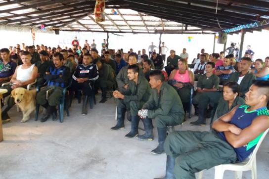 Farc-Mitglieder bleiben an Orten nahe der 26 Entwaffnungszonen in Kolumbien, in denen sie die Waffen abgeben werden Farc-Mitglieder bleiben an Orten nahe der 26 Entwaffnungszonen in Kolumbien
